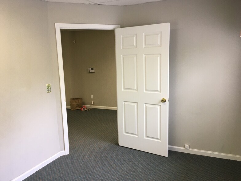 More Photos Of 2225 Ashley Crossing Dr, Charleston Office Residential For Lease
