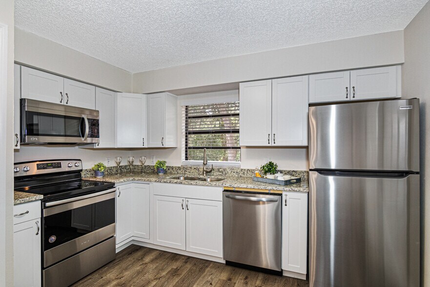 More Photos Of 7802-7806 Colonial Club Ct, Riverview Apartments For Sale