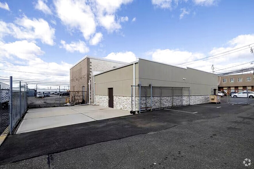 More Photos Of 700 Summa Ave, Westbury Distribution For Sale