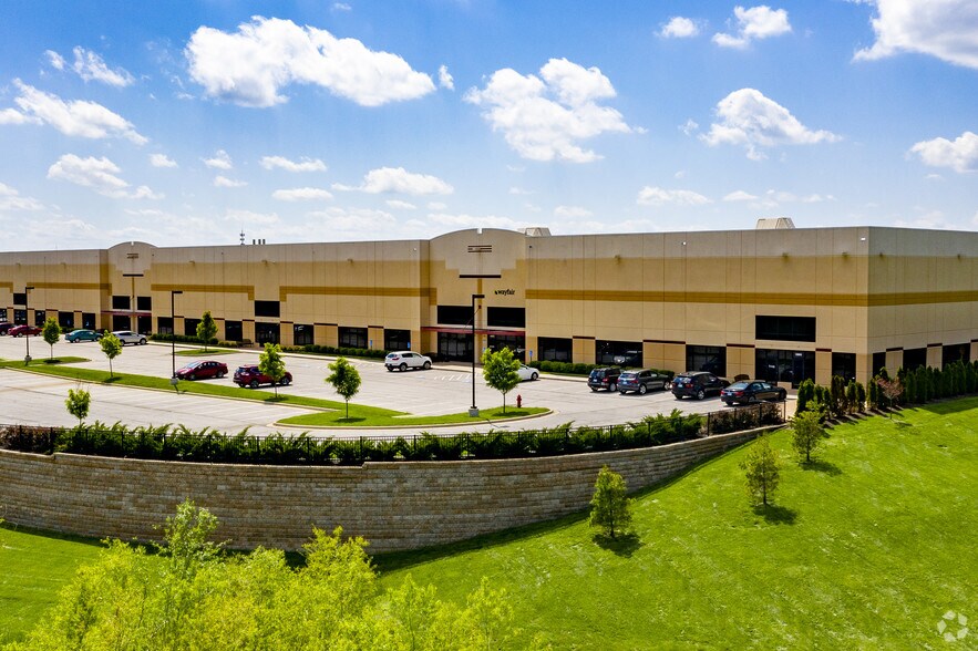 More Photos Of 10800-10836 Strang Line Rd, Lenexa Warehouse For Lease