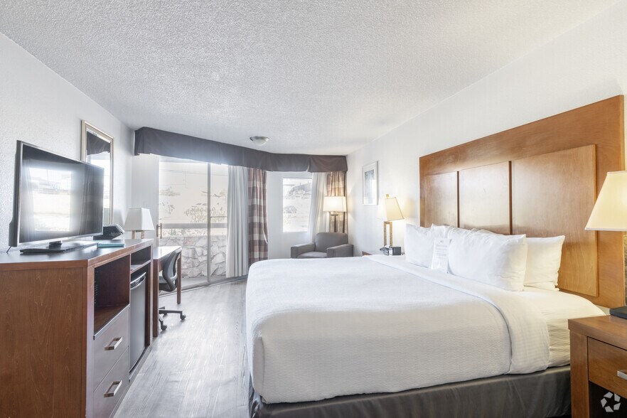 More Photos Of 6655 Gateway Blvd W, El Paso Hotel For Sale