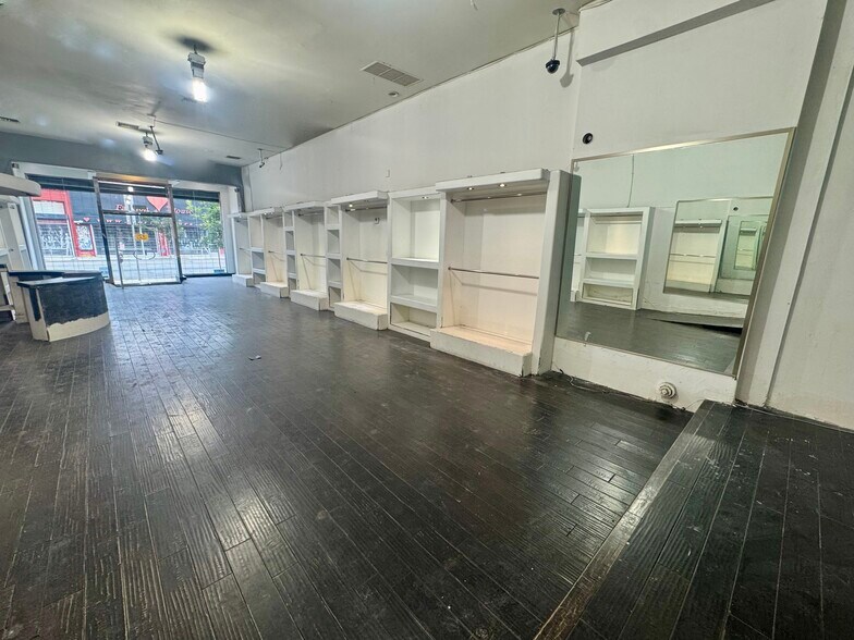 More Photos Of 7555-7555 1/2 Melrose Ave, Los Angeles Storefront For Lease