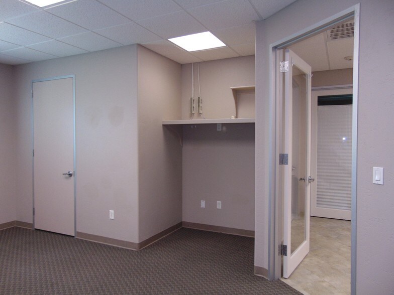 More Photos Of 101 Tiki Dr, Tiki Island Office Residential For Lease
