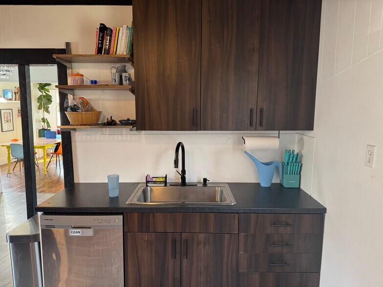 More Photos Of 81 N Mill St, Kansas City Storefront Retail Office For Sale