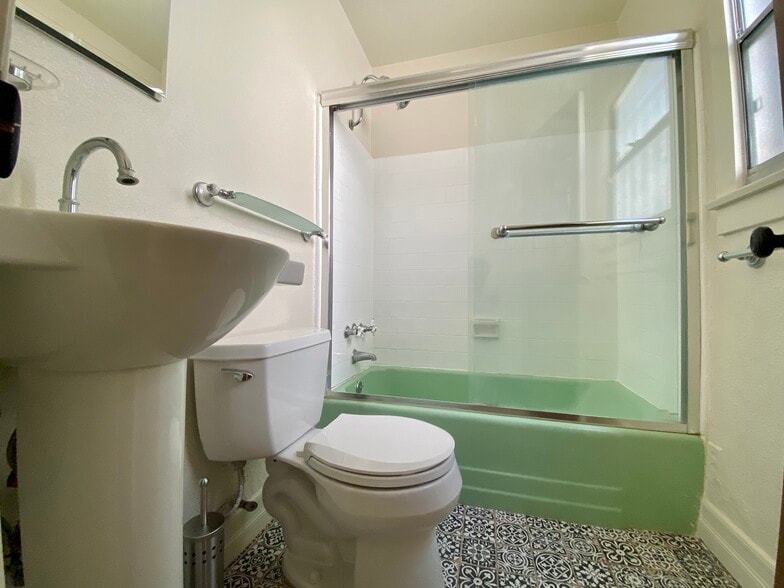 More Photos Of 5815 W Olympic Blvd, Los Angeles Apartments For Sale