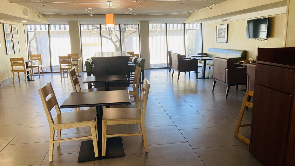 More Photos Of 1301 W Bond Cir, Lincoln Hotel For Sale