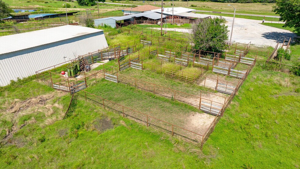 More Photos Of 1853 S Broadway St, Coalgate Flex For Sale