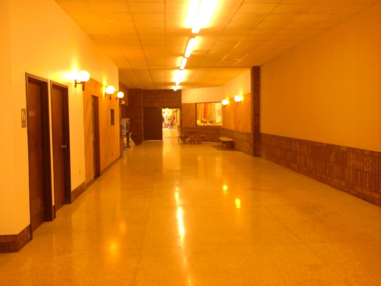 More Photos Of 1011-1013 E Spruce St, Abbotsford Storefront Retail Office For Lease