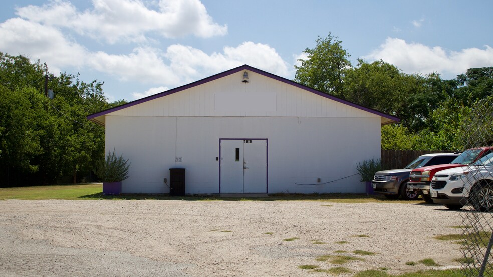 More Photos Of 1990 Cupples Rd, San Antonio Warehouse For Sale