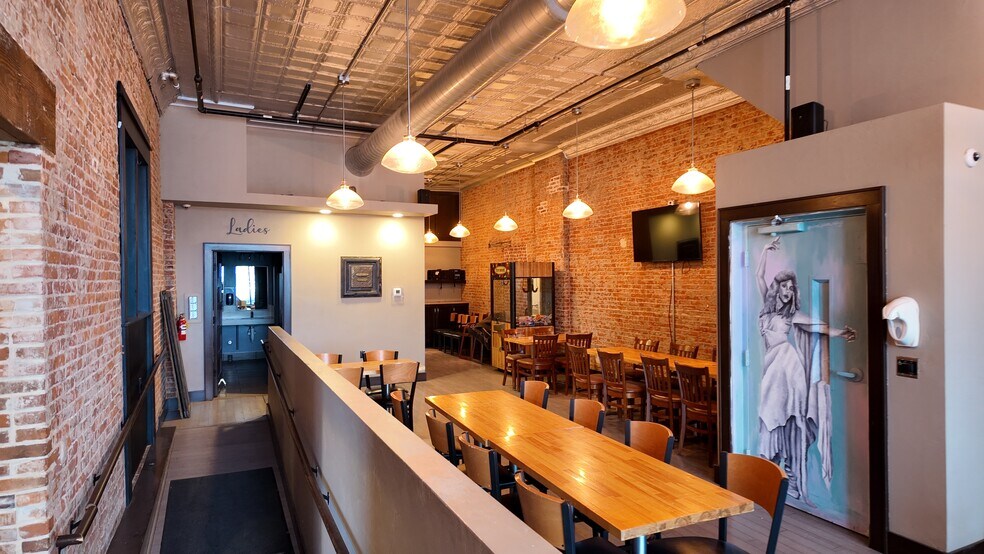 More Photos Of 101-123 Main St, Dubuque Storefront Retail Office For Lease