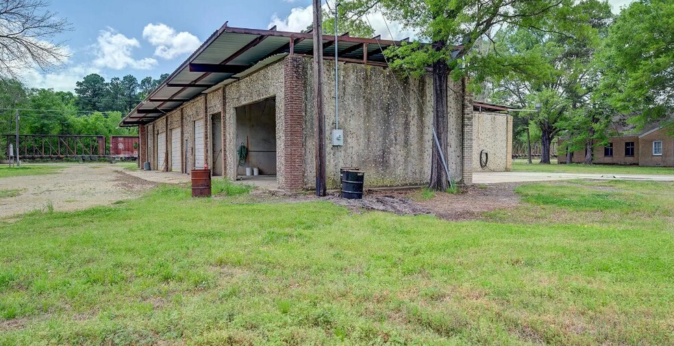 More Photos Of 1605 E Avenue A, Hooks Warehouse For Sale