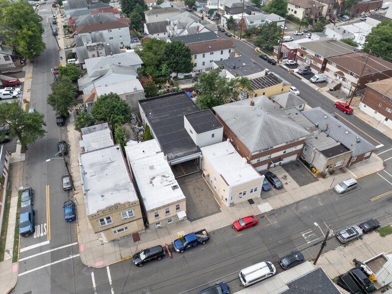 More Photos Of 456 Walker St, Fairview Light Distribution For Lease