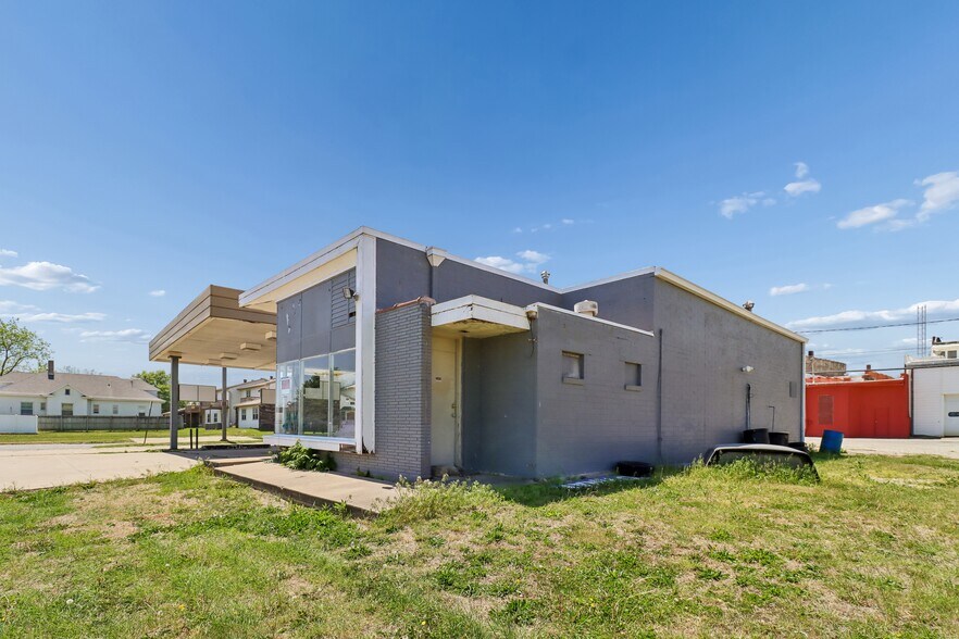 More Photos Of 801 Court Ave, Chariton Service Station For Sale