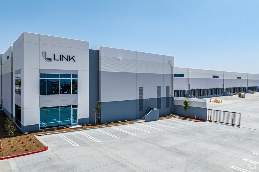 More Photos Of 15755 Arrow Blvd, Fontana Warehouse For Lease