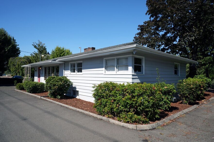More Photos Of 6641 SE Lake Rd, Portland Office For Lease