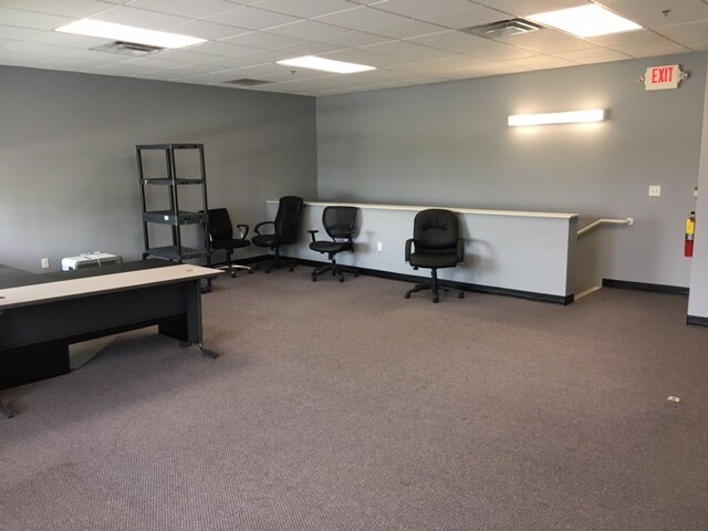 More Photos Of 7575 Kingspointe Pky, Orlando Showroom For Lease