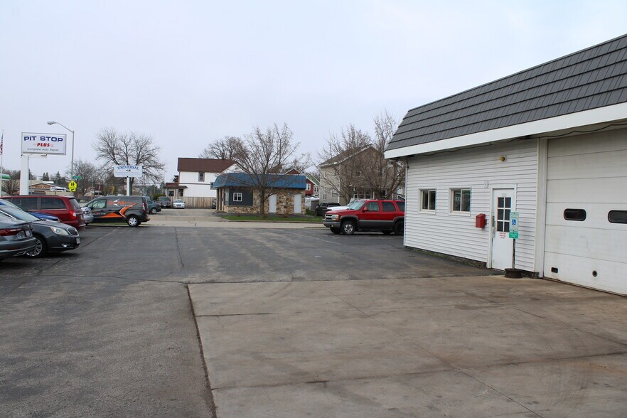 More Photos Of 523 S Main St, Fond Du Lac Auto Repair For Sale
