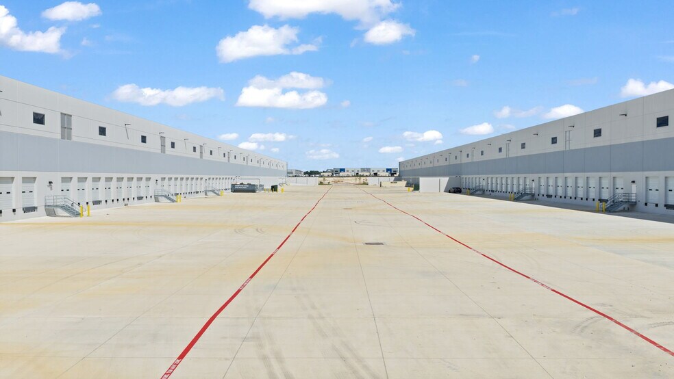 More Photos Of 151 Alliance Blvd, Hutto Distribution For Sale