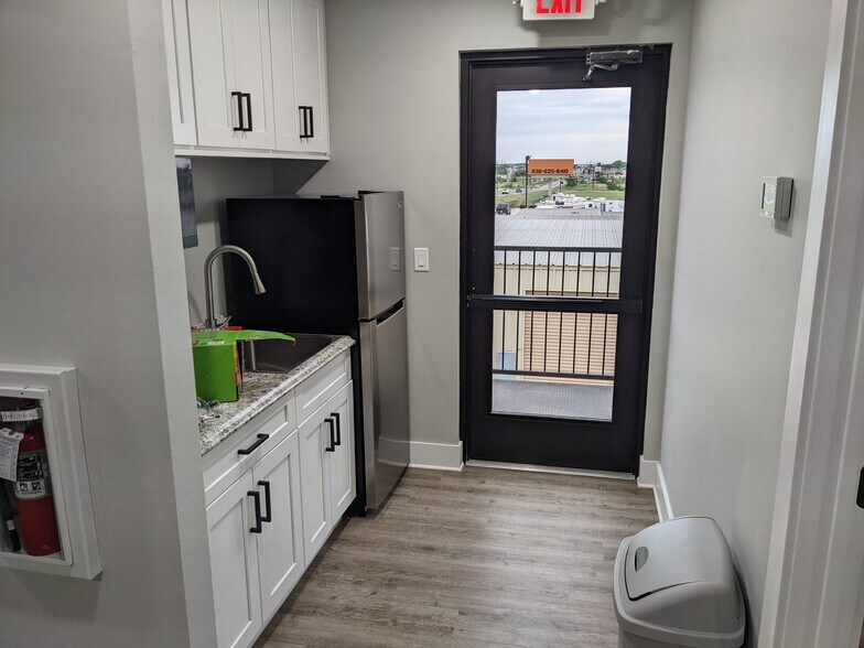 More Photos Of 105 Schumanns Beach Rd, New Braunfels Office For Lease