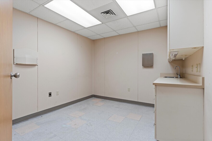 More Photos Of 705 Baptiste Dr, Paola Medical For Sale