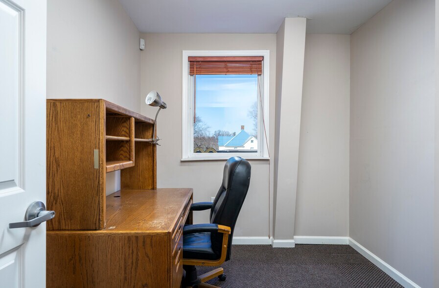 More Photos Of 210 N West St, Hillsboro Office For Sale