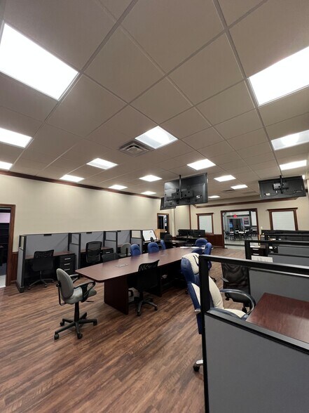 More Photos Of 3610 Shelby St, Indianapolis Manufacturing For Lease