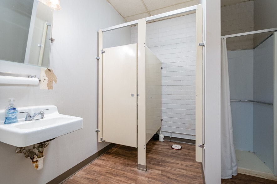 More Photos Of 3718 Old Battleground Rd, Greensboro Flex For Sale