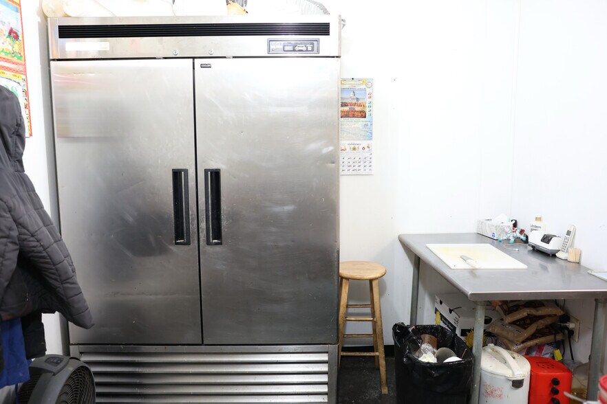More Photos Of 909 Main St, Adel Bar For Sale
