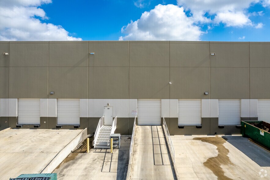 More Photos Of 3660 Thousand Oaks Dr, San Antonio Unknown For Lease