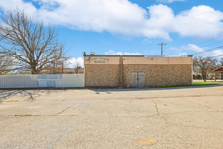 More Photos Of 412 N Sylvania Ave, Fort Worth Freestanding For Lease