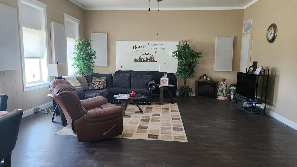 More Photos Of 224 S State St, Shelley Flex For Sale