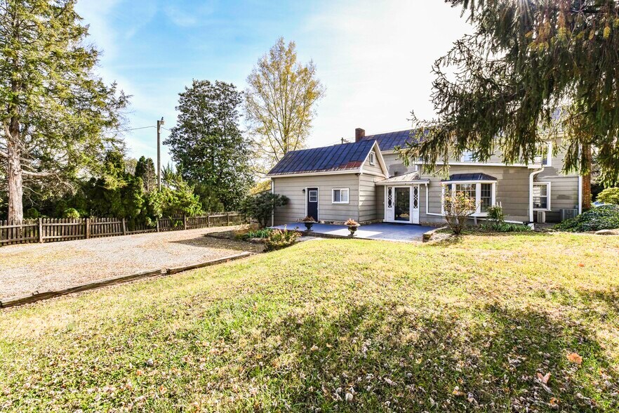 More Photos Of 173 Main St, Stanardsville Flex For Sale