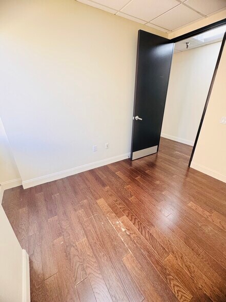 More Photos Of 21731 Ventura Blvd, Woodland Hills Medical For Lease