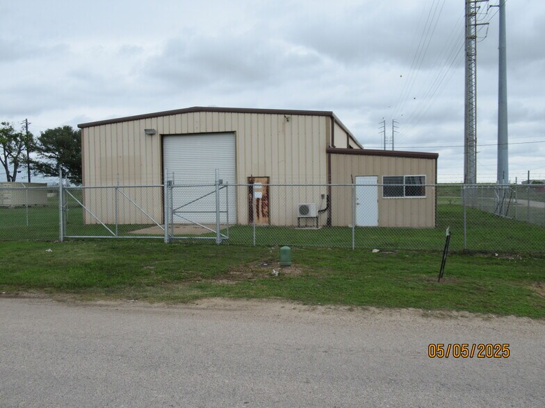 More Photos Of 530 E 2nd St, Freeport Warehouse For Lease