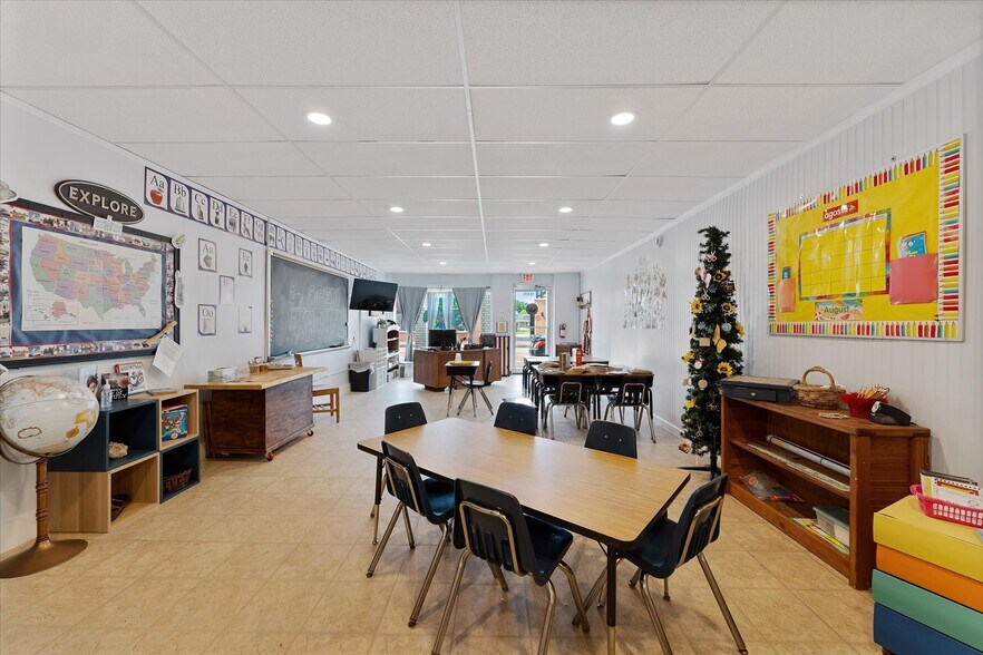 More Photos Of 313 E Main St, Humble Storefront Retail Office For Lease