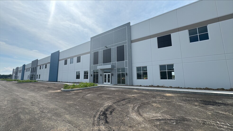 More Photos Of 20340 Grassy Branch Rd, Westfield Warehouse For Lease