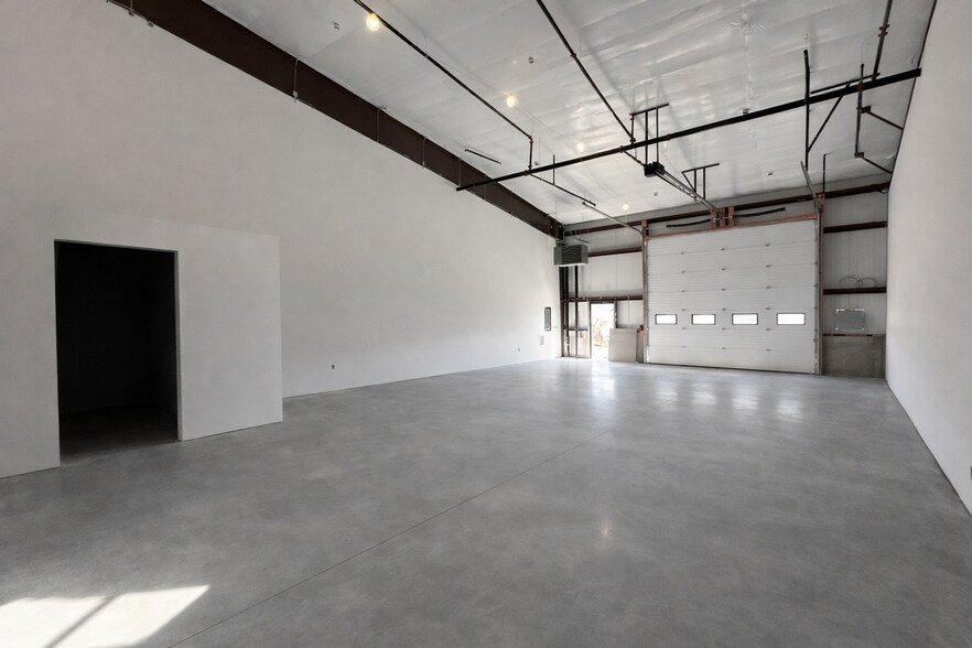 More Photos Of 128 Newbury St, Peabody Unknown For Lease