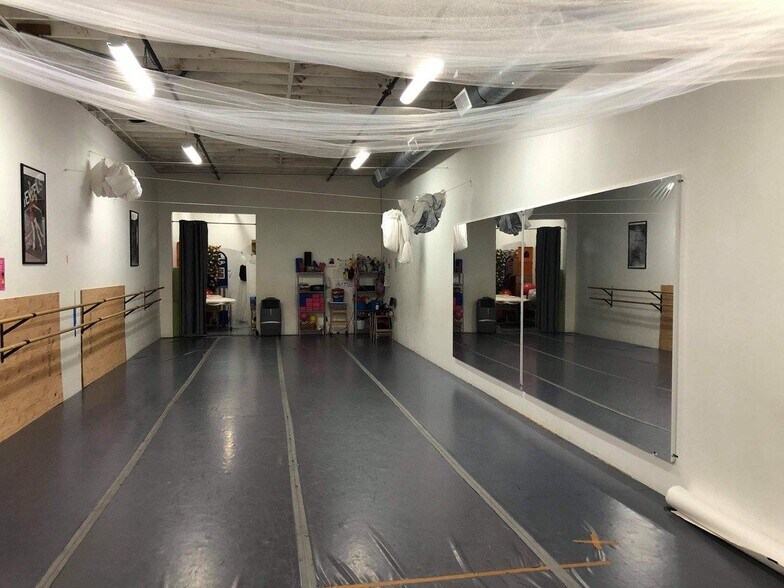 More Photos Of 550 N Fair Oaks Ave, Pasadena Storefront Retail Office For Lease