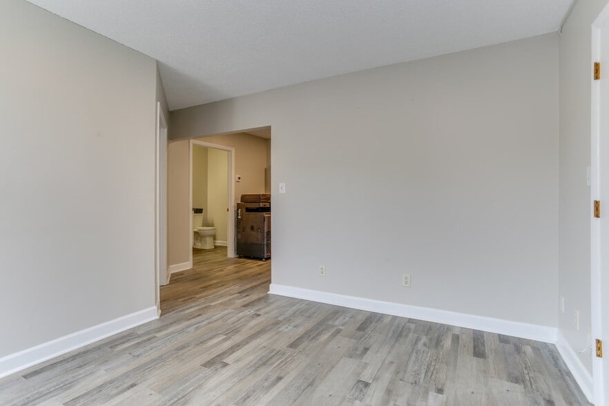 More Photos Of 1222 Executive Blvd, Chesapeake Showroom For Lease