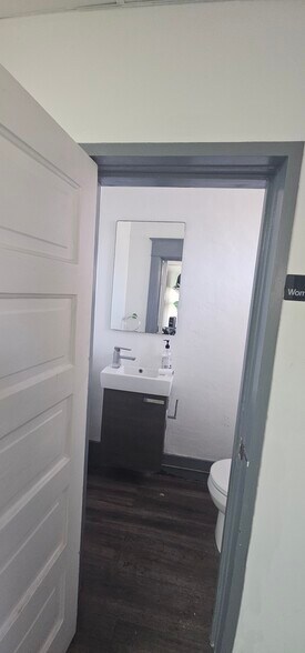 More Photos Of 803 Lake Ave, Lake Worth Storefront For Sale