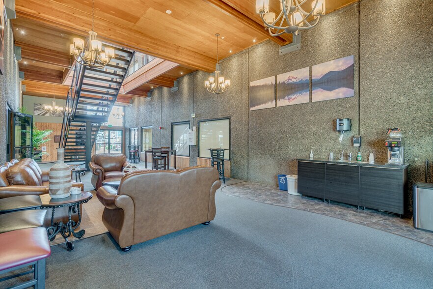 More Photos Of 39065-39085 Pioneer Blvd, Sandy Office For Lease