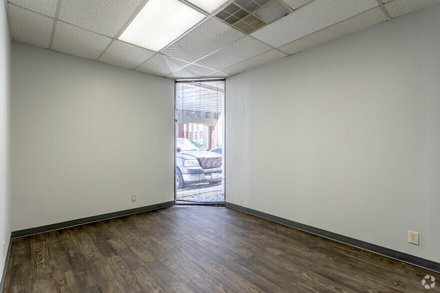 More Photos Of 1225 W College Ave, Carrollton Unknown For Lease