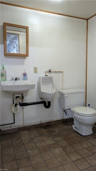 More Photos Of 22745 Alliance Sebring Rd, Alliance Light Manufacturing For Sale