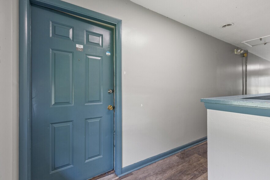 More Photos Of 1909 Cambridge Dr, Lexington Apartments For Sale