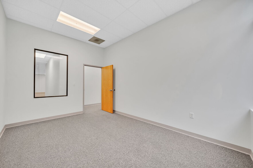 More Photos Of 1909 Pinnacle Pointe Way, Knoxville Office For Lease