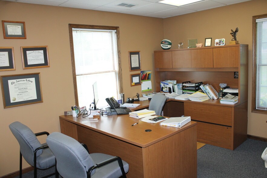 More Photos Of 421-425 Williamsburg Dr, Geneva Medical For Lease