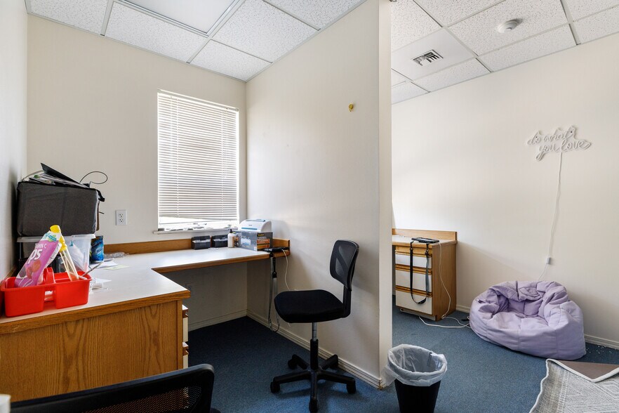 More Photos Of 35 SE Ely St, Oak Harbor Office For Sale