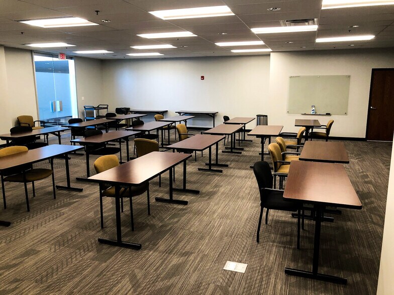 More Photos Of 10201 N Illinois St, Indianapolis Office For Lease