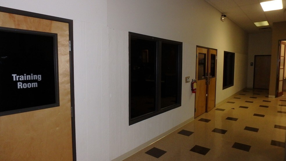 More Photos Of 3923 Morse St, Denton Flex For Lease