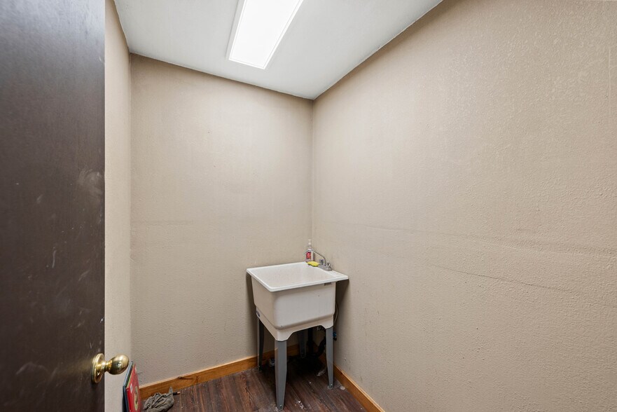 More Photos Of 225 W Lockhart Ave, Coos Bay Warehouse For Sale